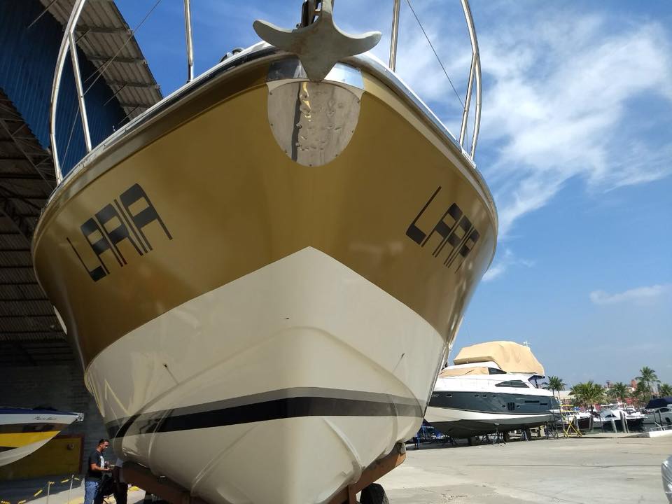 Yacht Ferretti 55 Dourado adesivo alemão náutico dourado pigmentado e linhas de detalhe bi color, prata e preta