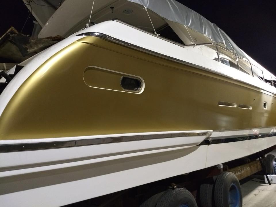 Yacht Ferretti 55 Dourado adesivo alemão náutico dourado pigmentado e linhas de detalhe bi color, prata e preta